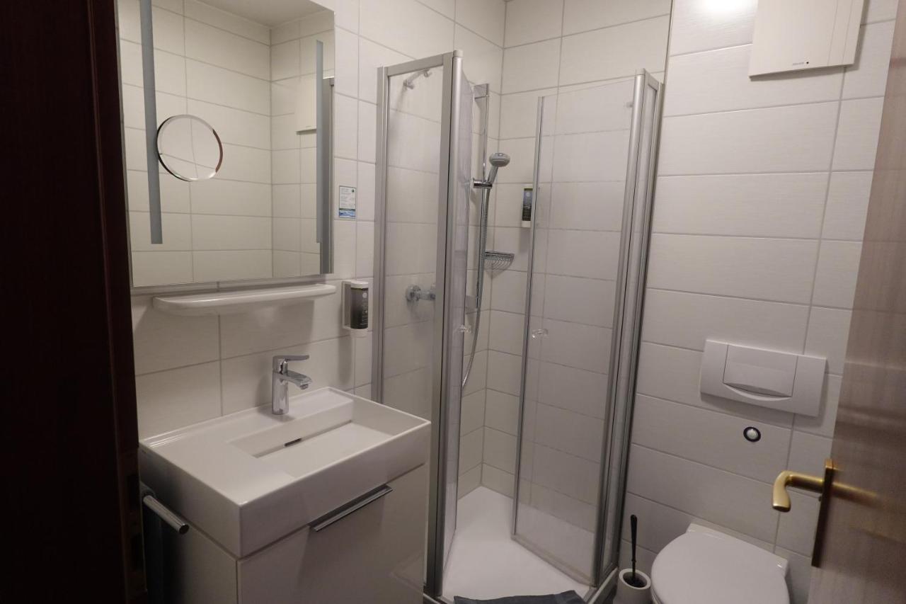Hotel & Weinhaus Zum Schwarzen Baeren Кобленц Екстериор снимка
