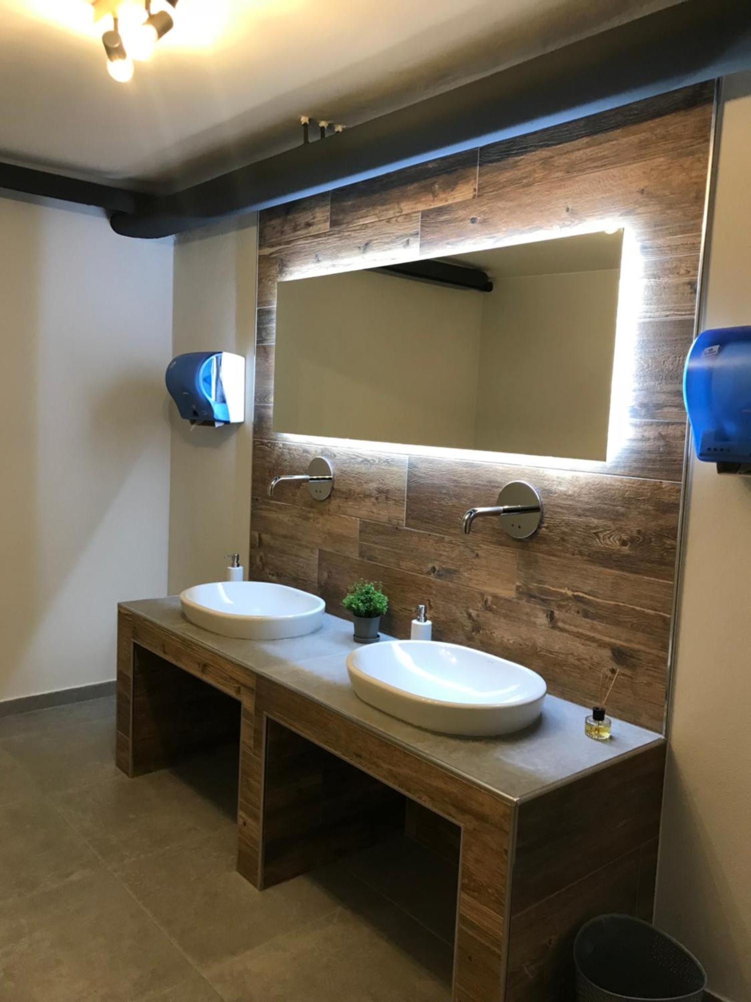 Hotel & Weinhaus Zum Schwarzen Baeren Кобленц Екстериор снимка